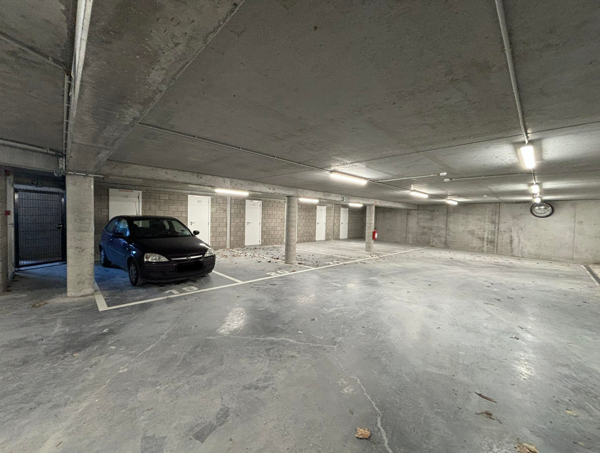 Parking & garage te  koop in Zele 9240 120000.00€  slaapkamers m² - Zoekertje 27705