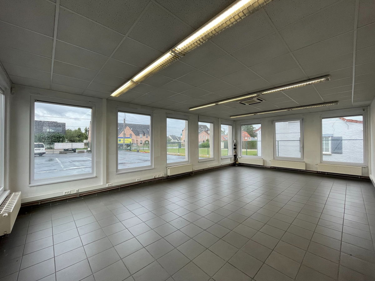 Industrie te  huur in Bachte-Maria-Leerne 9800 500.00€  slaapkamers 40.00m² - Zoekertje 279162