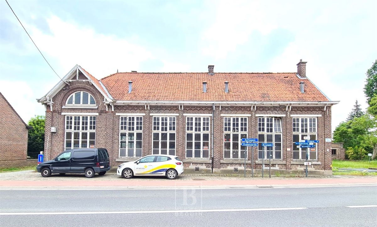 Herenhuis te  koop in Nederzwalm-Hermelgem 9636 425000.00€ 10 slaapkamers m² - Zoekertje 281379