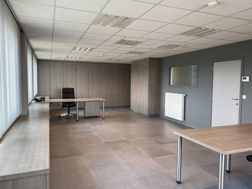 Handelszaak te  huur in Olsene 9870 750.00€  slaapkamers m² - Zoekertje 270238