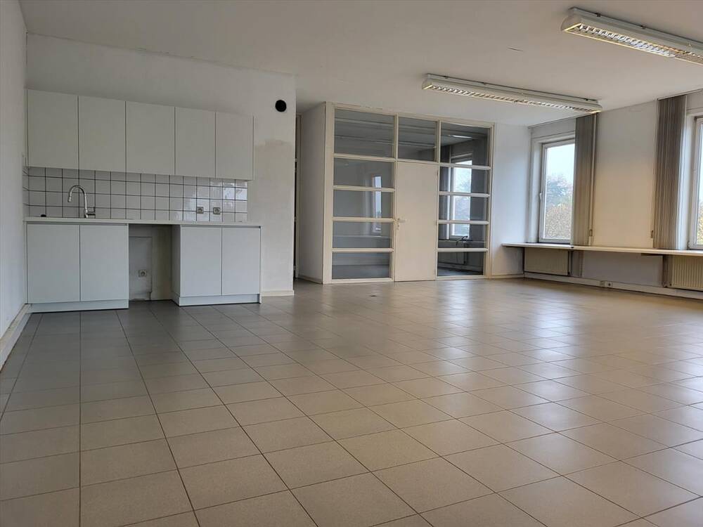 Handelszaak te  huur in Sint-Denijs-Westrem 9051 1400.00€  slaapkamers m² - Zoekertje 305087